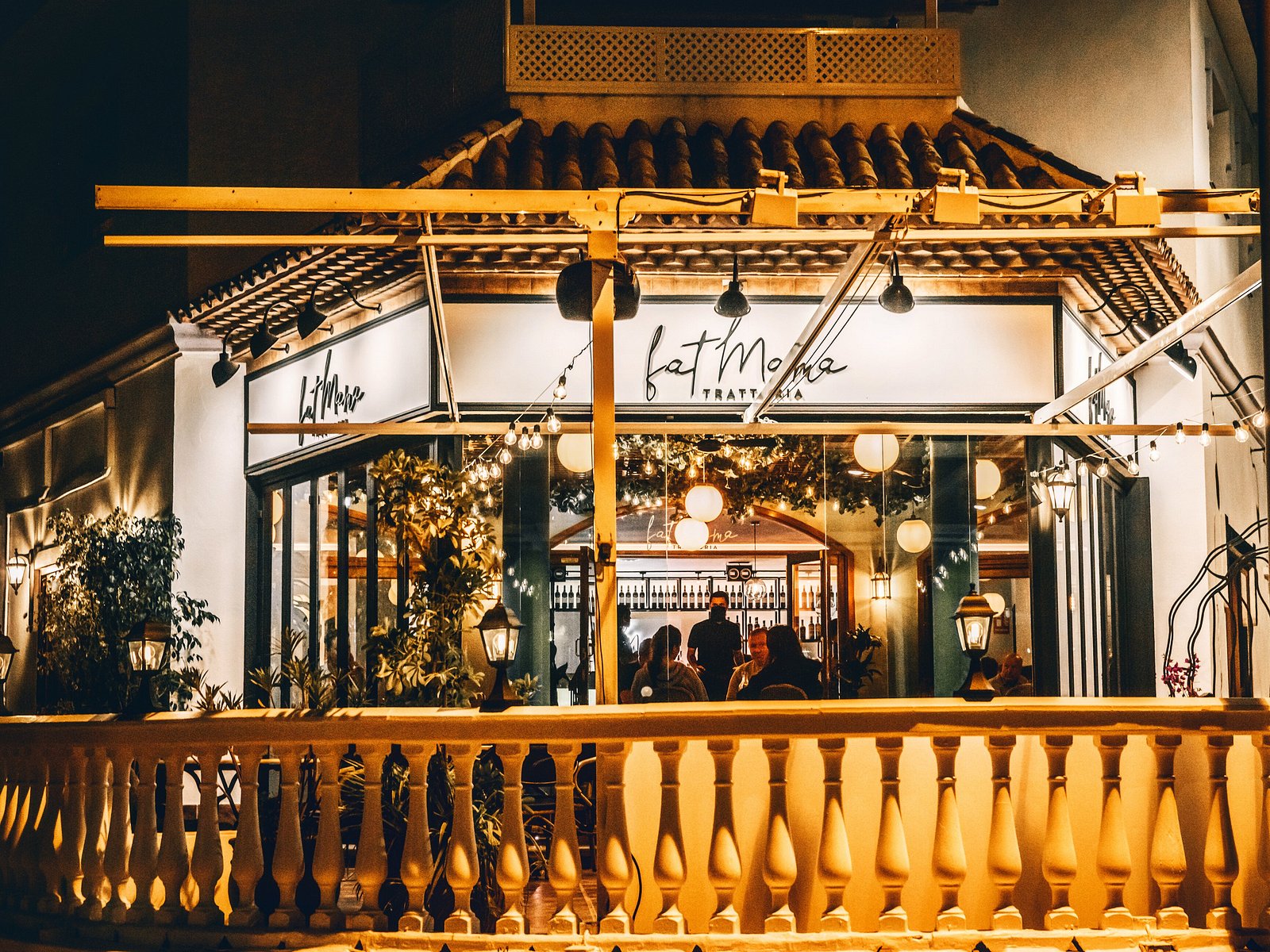 Fat Mama Trattoria restaurant exterior at night, Nueva Andalucía