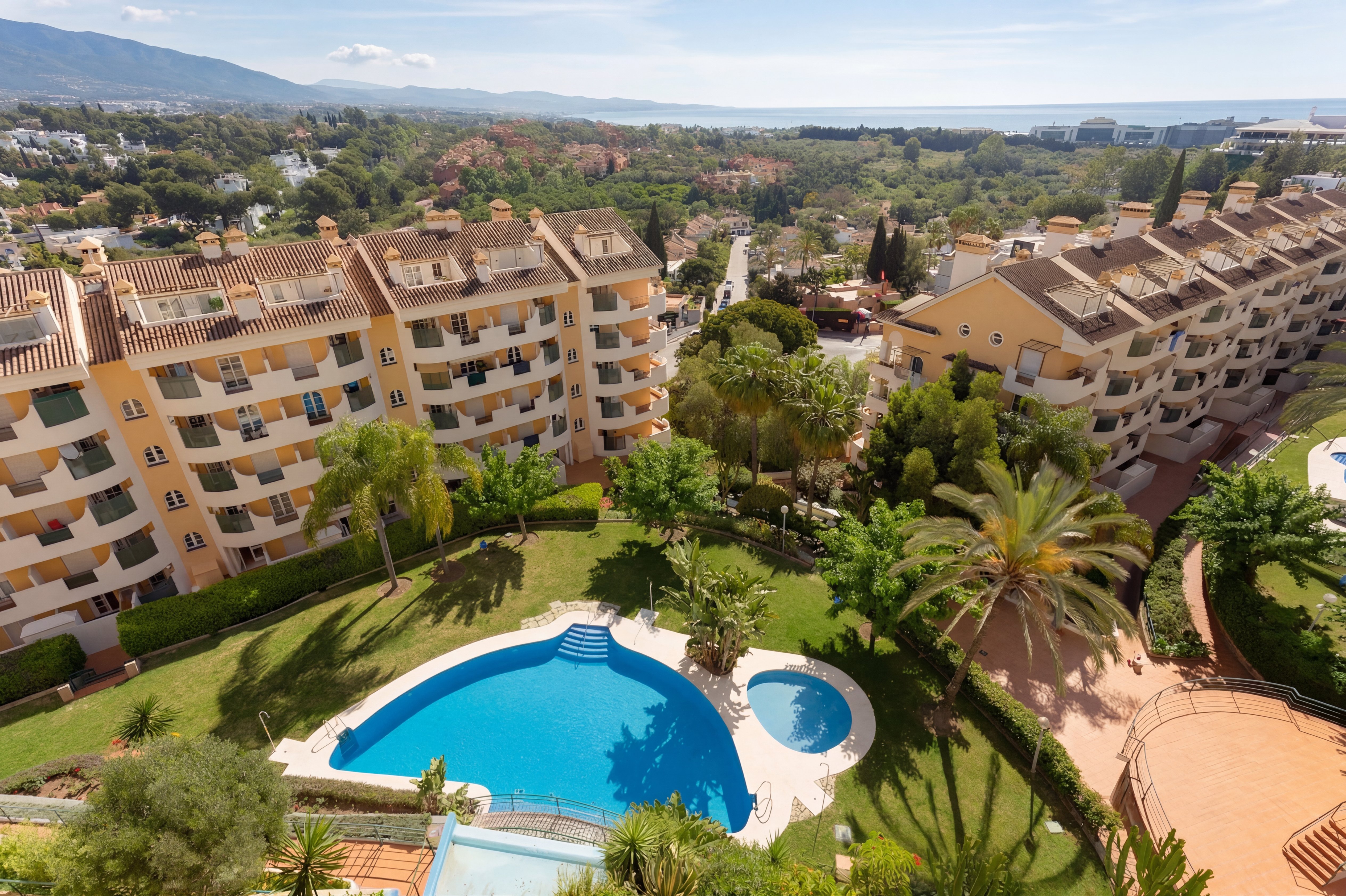 Aerial view of Señorío de Aloha with swimming pool and Mediterranean sea